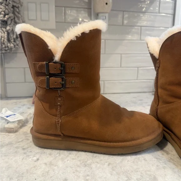 UGG Brown Ankle Boots with Cream Lining - Picture 4 of 6